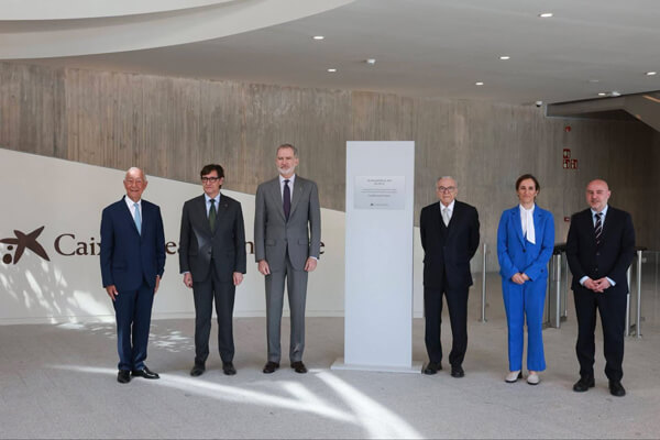 Marcelo Rebelo de Sousa com o Rei de Espanha e os responsáveis pela Fundação la Caixa, em Barcelona. 