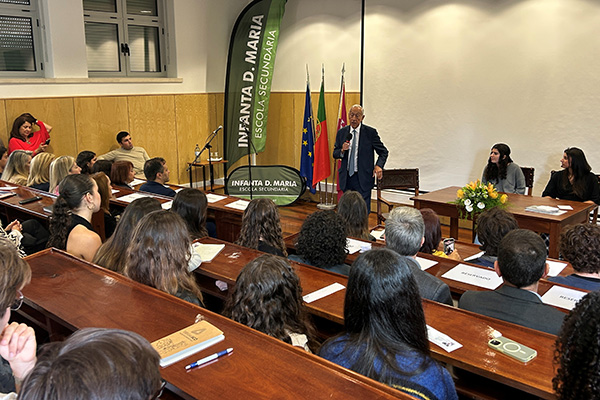 Conversa com alunos de várias escolas de Coimbra, na Escola Secundária Infanta Dona Maria, Coimbra.